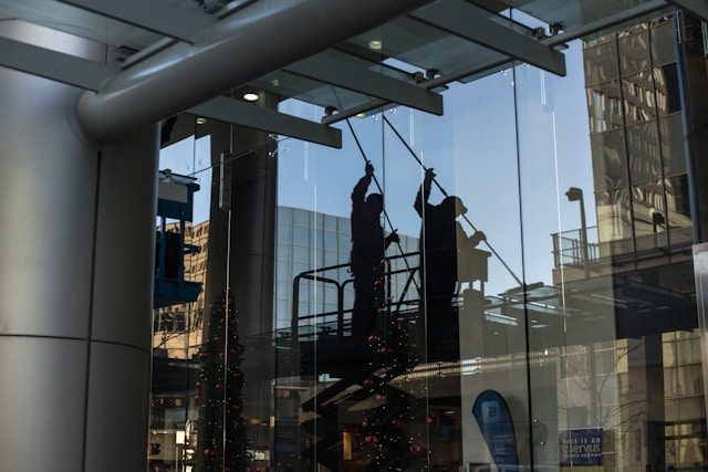 Professionelle Fensterreinigung an einer Glasfassade